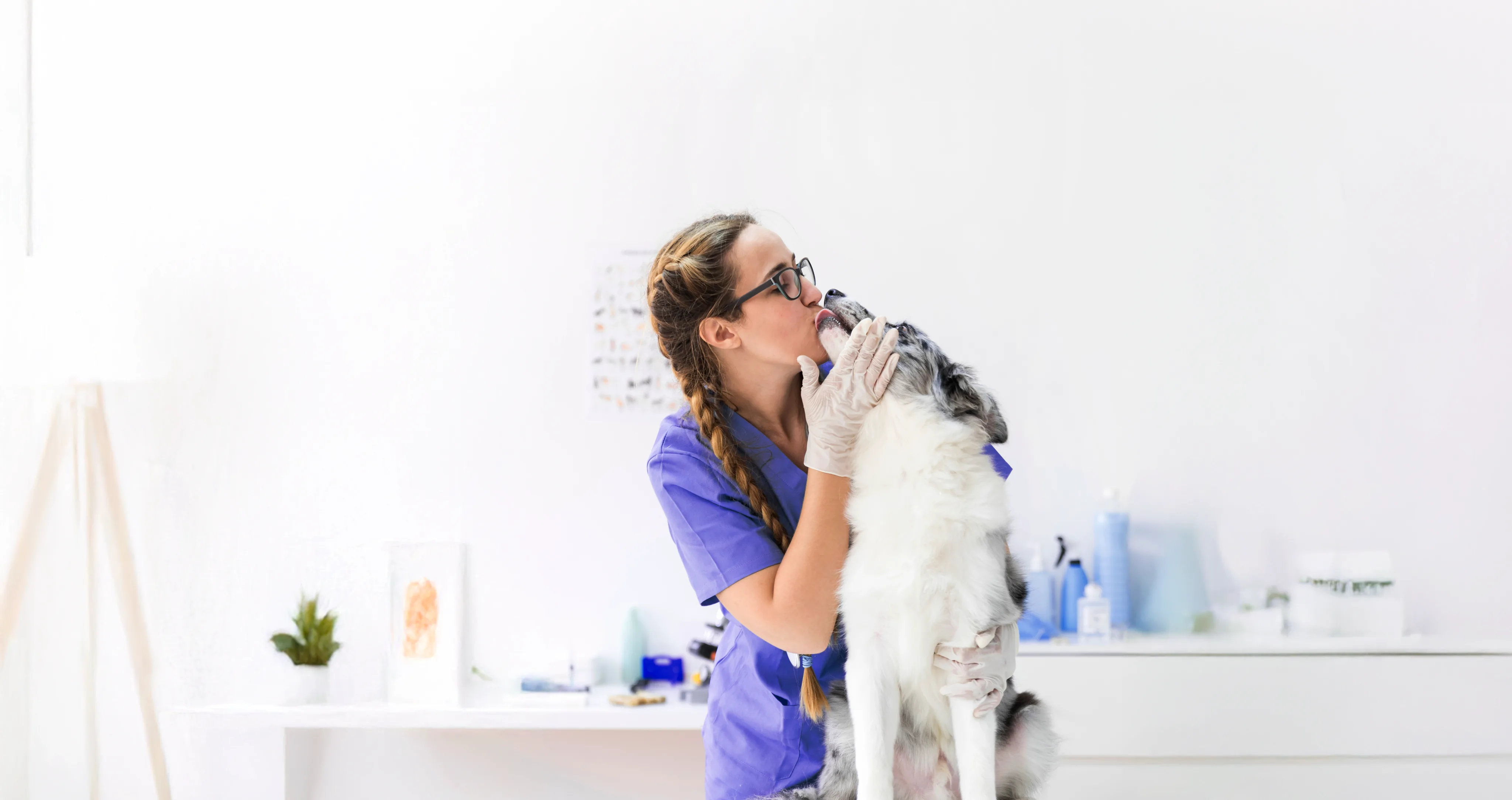 Veterinária com cachorro