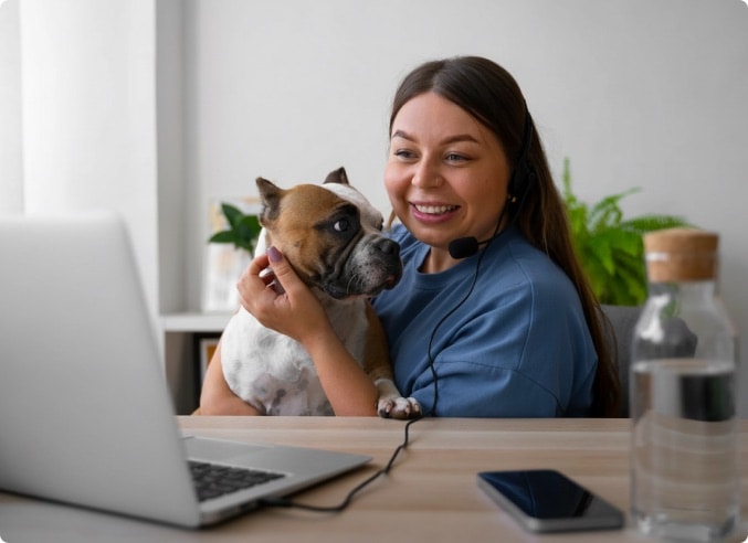 Recrutadora pet sorrindo com cachorro no colo